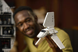LEGO Star Wars 75419 – Dødsstjernen – nærbillede af den kejserlige færge med en bygger