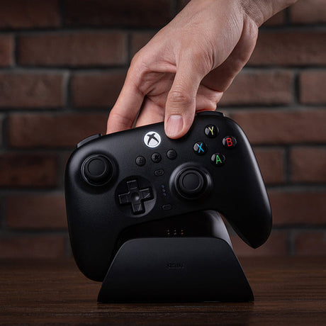 8BitDo Ultimate 3-mode controller – sort – Xbox/PC/mobil – controller sættes på ladedock