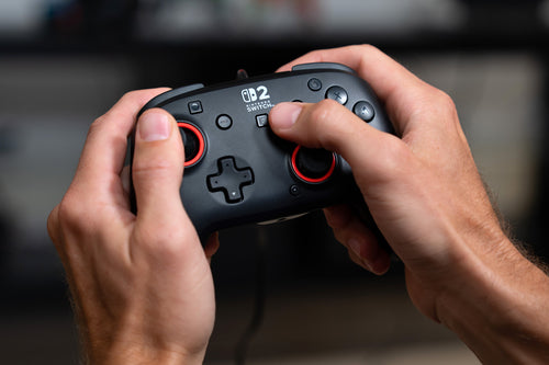 Turtle Beach Rematch Wired – Switch-controller – Sort – controller i hænder; producentillustration