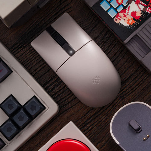 8BitDo Retro R8 N Edition – gamingmus med ladestation – Mus set ovenfra ved tastatur som eksempel