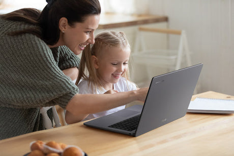 ASUS Chromebook CX1505CTA-S70092 – illustreret i brug (vinkel 4); tastaturlayout illustrativt