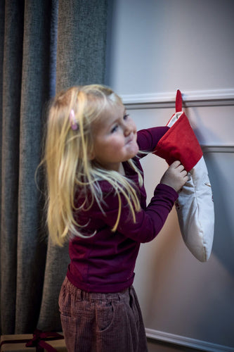 Filibabba Wonderful Winter julestrømpe – Broderede vintermotiver – strømpen vist i brug; øvrige rekvisitter medfølger ikke