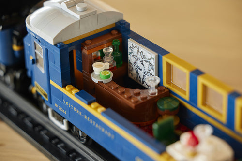 LEGO Ideas 21344 – Orientekspressen – nærbillede af spisevognens paneler og bord