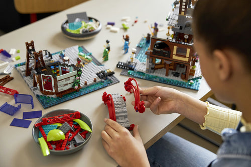 LEGO NINJAGO 71799 – NINJAGO Citys markeder – bygger samler modellen med løse klodser på bordet
