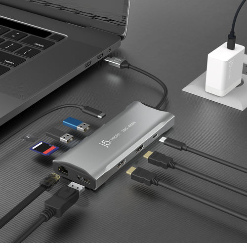 j5create JCD397-N – USB-C mini-dock til tre skærme – Dock i computeropsætning, øvrigt udstyr vises som eksempel