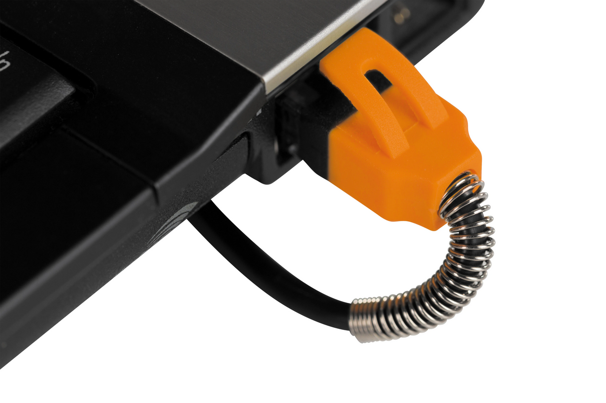 Cat6A-kabel Med Fjäderdragavlastning, 10m, Svart/orange