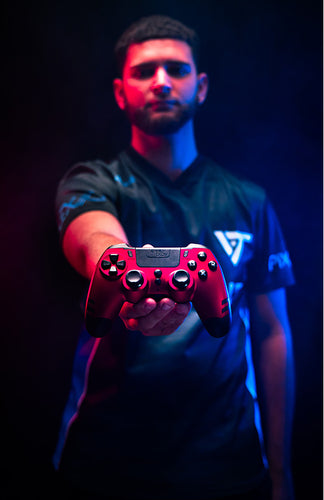 Steelplay MetalTech – rød trådløs controller til PS4 og PC – produkt i brug, øvrigt udstyr er illustration
