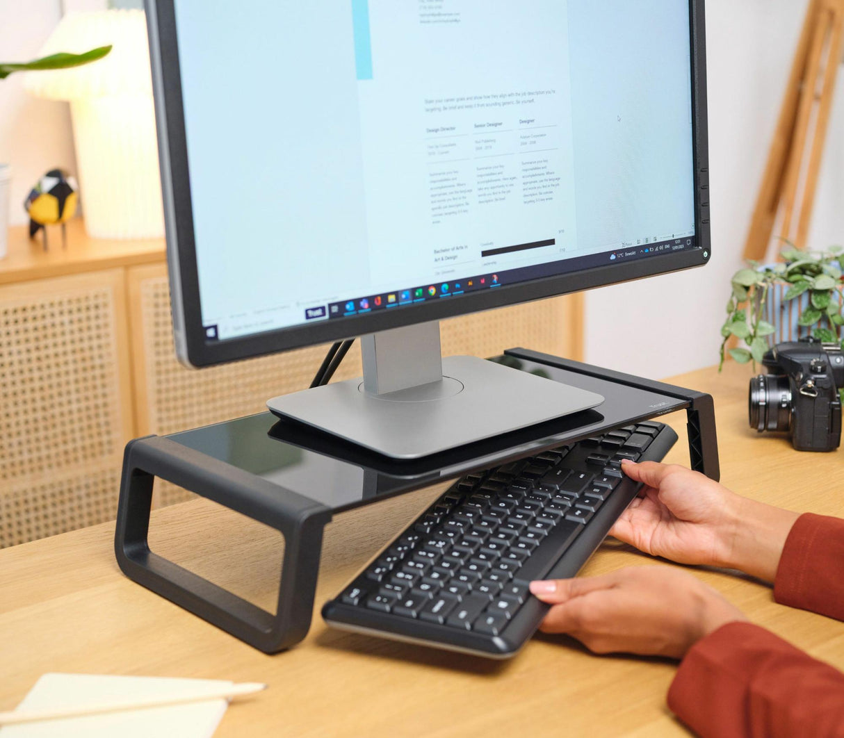TRUST MONTA GLASS MONITOR STAND - SVART