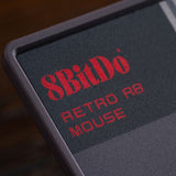 8BitDo Retro R8 N Edition – gamingmus med ladestation – Logo i nærbillede