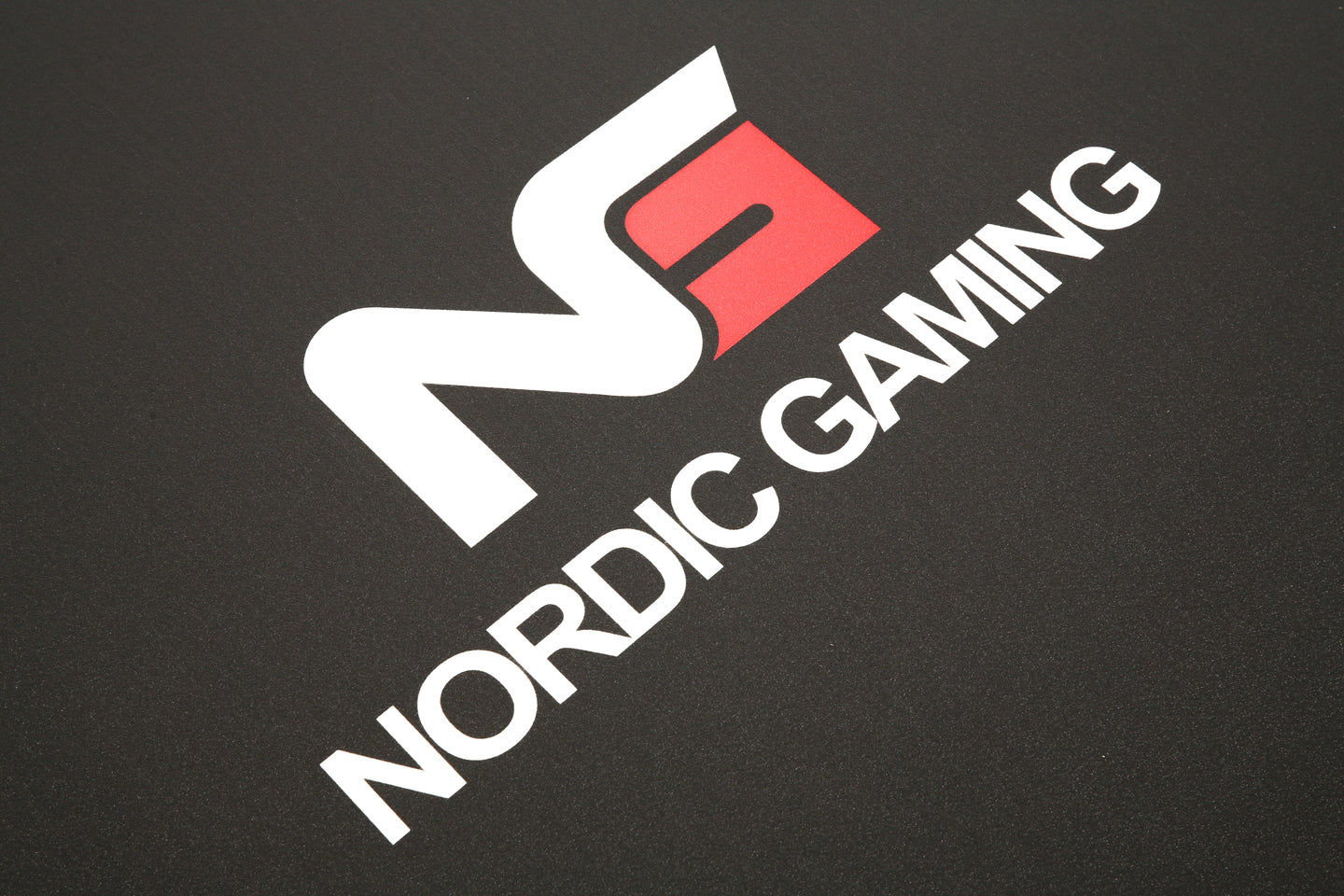 Nordic Gaming Guardian Stolsmatta Svart/Röd