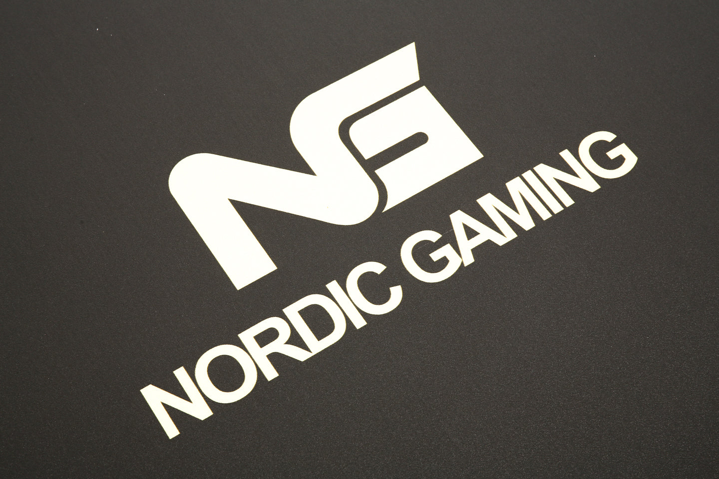 Nordic Gaming Guardian Stolsmatta Svart/Guld