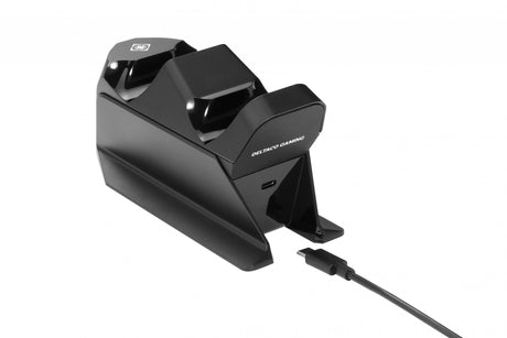 Sort Deltaco Gaming GAM-147-ladestation til PS5-controllere – set bagfra med ladekabel