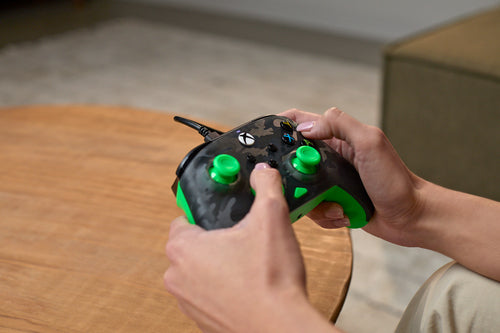 Turtle Beach Rematch Core Ghost Camo/Green – Xbox/PC – Controller i hænder