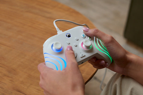 Turtle Beach Afterglow Wave Wired – Xbox/PC, hvid – Controller i hænder