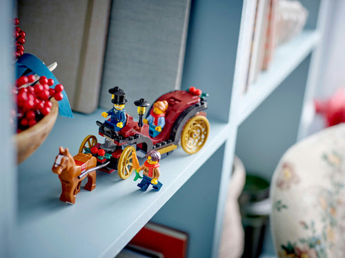 LEGO 40603 – Vinter-karettur – hestevognen udstillet på en reolhylde