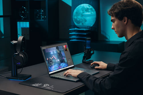 ASUS ROG Zephyrus G16 GU606AP-TB042W – illustreret i brug (vinkel 2); tastaturlayout illustrativt