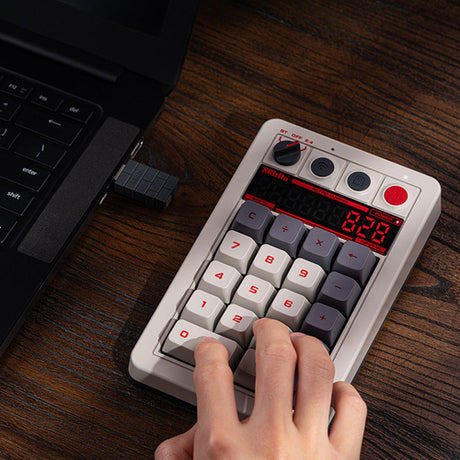 8BitDo Retro 18 Mechanical Numpad N Edition – Numpad i brug på skrivebord