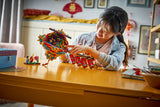 LEGO 80118 – Lykkefyrværkeri – lykkefyrværkeriet samles ved et bord