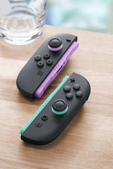 Nintendo Joy-Con 2 par Lyselilla/Lysegrøn Switch 2 – Joy-Con 2 på bord