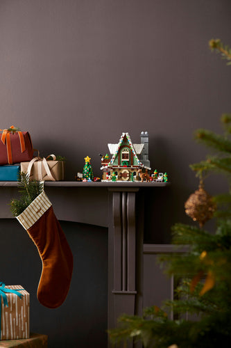 LEGO Icons 10275 – Nisse-klubhus – klubhuset udstillet ved et juletræ