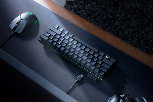 Razer Huntsman Mini – Mini 60% – Nordic – Clicky Purple – Sort – tastatur skråt ovenfra; producentillustration