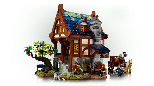 LEGO Ideas 21325 – Middelaldersmedje – smedjen set skråt forfra