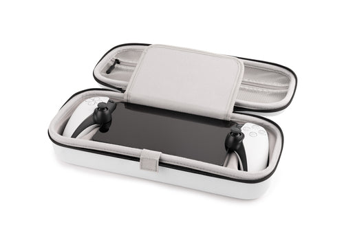 Nacon Carry Pouch – hvidt etui til PlayStation Portal – etui med PlayStation Portal vist som eksempel