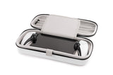 Nacon Carry Pouch – hvidt etui til PlayStation Portal – etui med PlayStation Portal vist som eksempel