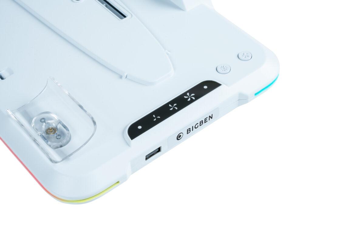 Nacon Laddstation Med Fläkt RGB/USB Hub/fläkt, Vit PS5 Slim