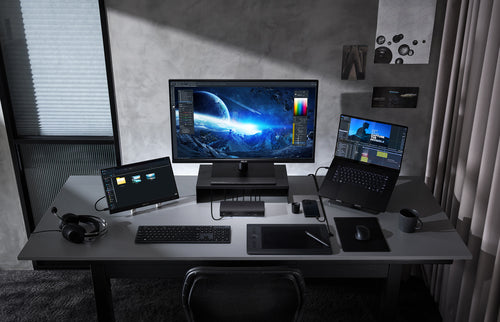 ASUS Master Thunderbolt 5 Dock DC510 – illustreret i brug (vinkel 5)