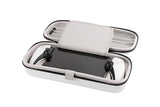 Nacon Carry Pouch – hvidt etui til PlayStation Portal – etui med PlayStation Portal vist som eksempel