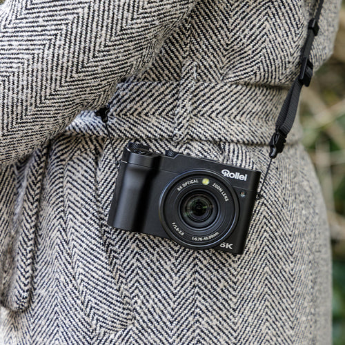 Rollei Powerflex X8 Dual Lens – Zoom- og selfiekamera – Kamera vist båret i rem