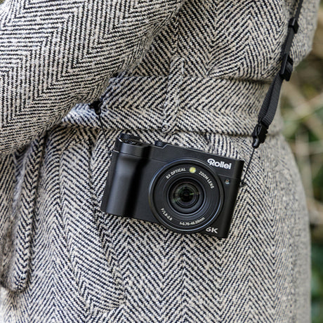 Rollei Powerflex X8 Dual Lens – Zoom- og selfiekamera – Kamera vist båret i rem