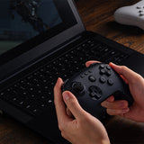 8BitDo 64 Bluetooth – Controller – Sort – sort controller i brug med bærbar PC; producentillustration