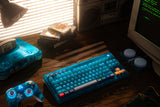 8BitDo Ultimate 2 Wireless 2.4G – Controller – Clear Blue – controller og tastatur i sollys; producentillustration
