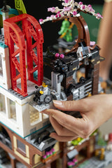 LEGO NINJAGO 71799 – NINJAGO Citys markeder – nærbillede af den røde hjulkonstruktion og betjeningsknap