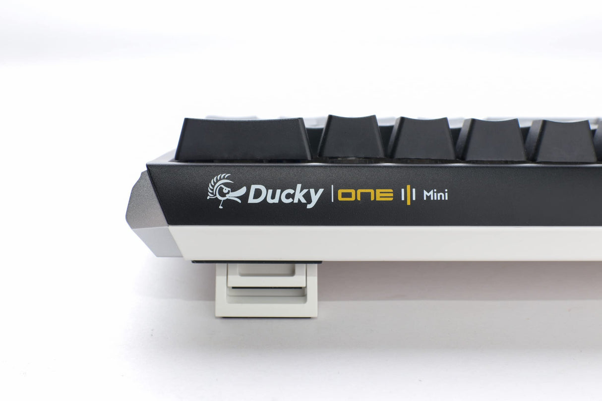 Ducky One 3 - Klassisk Svart / Vit Nordisk - SF 65% - Körsbärsblå