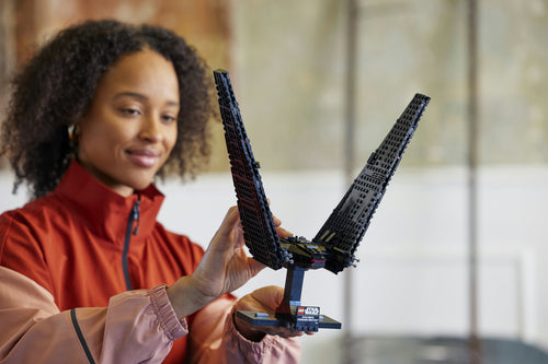 LEGO Star Wars 75406 – Kylo Rens kommandofærge – bygger holder den færdige kommandofærge