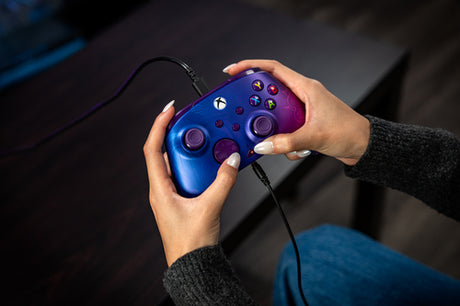Turtle Beach Rematch Advanced Wired – Xbox/PC – Purple Fade – controller i brug; producentillustration