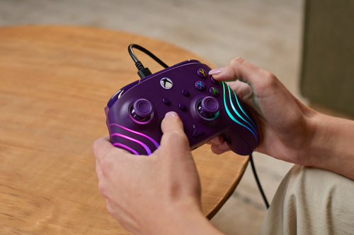 Turtle Beach Afterglow Wave Wired – Xbox/PC, lilla – Controller i hænder