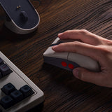 8BitDo Retro R8 N Edition – gamingmus med ladestation – Mus i brug ved separat tastatur som eksempel