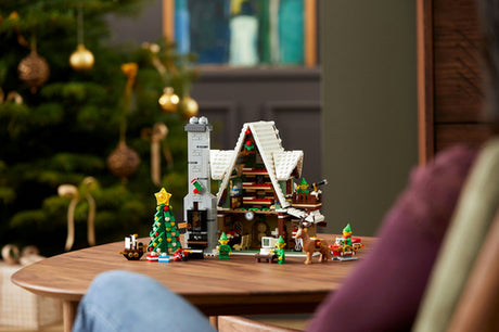 LEGO Icons 10275 – Nisse-klubhus – bygget klubhus på et bord ved en person