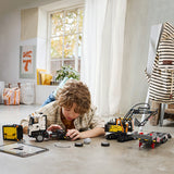 LEGO Technic 42175 Volvo FMX og EC230 – byggeprojekt på gulv