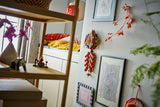 LEGO 80118 – Lykkefyrværkeri – lykkefyrværkeri hængt op på en væg