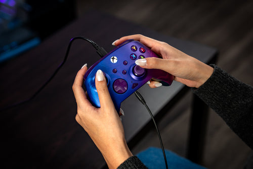 Turtle Beach Rematch Advanced Wired – Xbox/PC – Purple Fade – controller i hænder; producentillustration