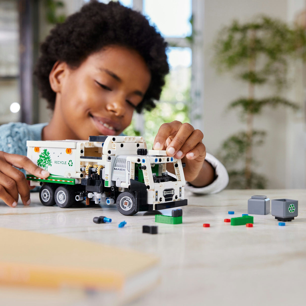 LEGO 42167 Technic Mack LR Elektrisk Dumper, Byggleksaksväska