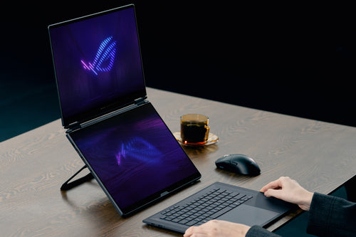 ASUS ROG Zephyrus Duo GX651AR-SR042W – illustreret i brug; tastaturlayout illustrativt
