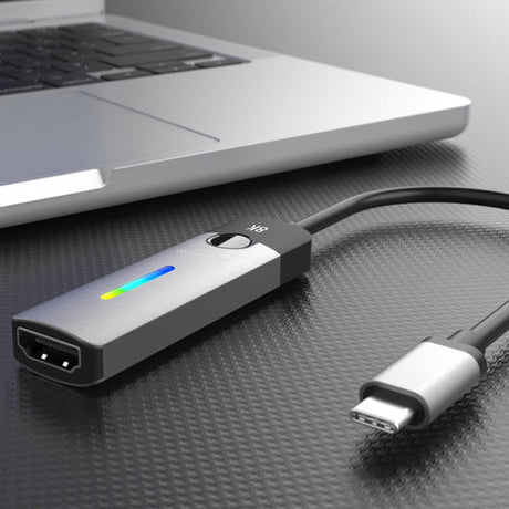 j5create USB-C til HDMI 2.1 – 8K-skærmadapter – Adapter ved bærbar computer som eksempel