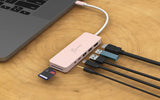 j5create JCD373ER – USB-C multiport-hub – Rose – Hub ved laptop som eksempel