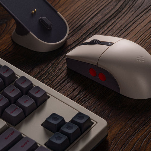 8BitDo Retro R8 N Edition – gamingmus med ladestation – Sideknapper ved tastatur som eksempel